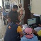 Ambiente en el centro de salud 1 de Guayaquil en  la mañana de este lunes 3 de enero de 2022. Al lugar acudieron ciudadanos por su primera, segunda o tercera dosis de la vacuna contra la COVID-19.