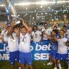 Del equipo que quedó campeón de la Serie B se renovó a la mitad de la plantilla. Fernando Hidalgo (c) sigue en el club.