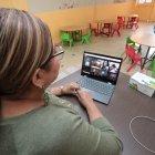 Martha Córdova, rectora de Semillita de Guayaquil, supervisa las clases virtuales de estudiantes y profesores, una vez que se postergó para el próximo lunes, el retorno de los estudiantes a las aulas.