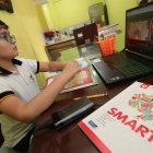 David Tapia, de 10 años, recibe clases en línea a través de las plataformas virtuales que tiene el colegio donde estudia.