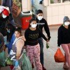 Ciudadanos ecuatorianos se acercan con mascarillas al Mercado de San Roque en el Centro Histórico de Quito (Ecuador), en una fotografía de archivo.