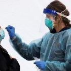 Fotografía de archivo de una enfermera mientras realiza una prueba de Covid-19 en Washington (EE.UU.)