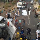 Accidente. Rescatistas y autoridades trabajan en la zona del accidente de un camión donde viajaban migrantes, en el municipio Chiapa de Corzo, estado de Chiapas. (México).