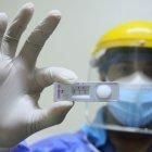 Un trabajador sanitario muestra una prueba de diagnóstico de COVID-19, cuya demanda ha crecido por la presencia de la variante ómicron