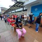 Cientos de personas acuden a realizarse pruebas de diagnóstico en centros públicos y privados de la ciudad, en medio de un nuevo brote de COVID-19.