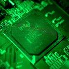 Vista de un chip de un ordenador de Intel, en una fotografía de archivo.