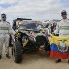Guayasamín (d) y su copiloto Ricardo Torslachi tras una de las etapas.