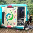Incidente. Un bus de transporte público se accidentó en la vía Loja-Macará, a 10 minutos del Peaje.