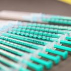 En el mundo se aplica actualmente cerca de dos docenas de vacunas diferentes contra el coronavirus./Frank Rumpenhorst/ dpa