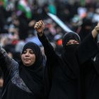 Un grupo de mujeres levanta el puño en señal de protesta. EFE