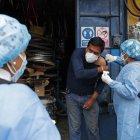 Imagen de archivo de brigadas de vacunación recorren el distrito de Villa El Salvador para aplicar la tercera dosis contra la Covid 19, en Lima (Perú).