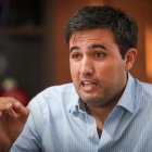 Adolfo Varela, director y fundador de la empresa uruguaya InBierto, habla durante una entrevista con Efe hoy, en Montevideo (Uruguay). Con un crecimiento del 1.200 % en los últimos días, la criptomoneda uruguaya Ferret Token busca expandirse dentro del país y mira hacia Latinoamérica, donde hay "un escenario ideal para desarrollar este tipo de tecnología". EFE/ Raúl Martínez