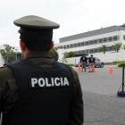 la capacidad de los funcionarios consulares están sujetas a la situación de la COVID-19 en el Ecuador.