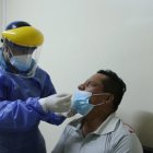 Un usuario se realiza una prueba de diagnóstico en un centro de salud de Guayaquil,  en medio de un nuevo brote de COVID-19, el 4 de enero de 2022.