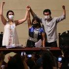 La saliente presidenta de la Convención Constitucional de Chile, Elisa Loncon (c), y el vicepresidente Jaime Bassa (d), saludan hoy a la nueva presidenta del ente, María Elisa Quinteros, tras la segunda jornada de votación en Santiago (Chile). La epidemióloga María Elisa Quinteros fue elegida este miércoles por mayoría absoluta tras una novena ronda de votaciones como la nueva presidenta del órgano encargado de redactar una nueva Constitución en Chile, que sustituirá a la heredada de la dictadura de Augusto Pinochet (1973-1990). EFE/Elvis González