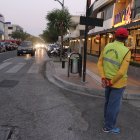 Los "vigilantes seguro" Son guardianes que se encargan de custodiar los carros de los comensales que llegan a los restaurantes ubicados en la avenida Miraflores. Ellos visten chalecos verdes como distintivo.