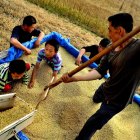 Imagen de archivo de unos trabajadores en un campo de trigo en Jiaozhou (China).