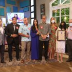 Rafael Cuesta le entregó una placa. Ellos junto a Jorge Rendón