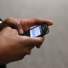 Un hombre utiliza su móvil de la marca Blackberry, en una fotografía de archivo.