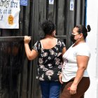 Plantel. Madres analizan qué tipo de seguridad le urge al portón de la Unidad Educativa Teniente Hugo Ortiz.