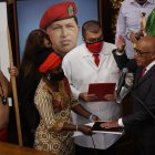 El presidente de la Asamblea Nacional, Jorge Rodríguez (d), participa en una ceremonia simbólica en la cual juramenta su cargo ante el pueblo durante una sesión en la Asamblea Nacional hoy, en Caracas (Venezuela). EFE/ Miguel Gutiérrez