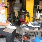 Luis Perero ganó fama haciendo calzados. Ahora solo remienda ante el bajón de pedidos para crearlos./ Joffre Lino