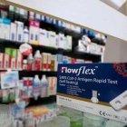 Vista de los test de autodiagnóstico de la covid-19 que se venden sin receta en una farmacia de Valladolid, España, en julio de 2021.