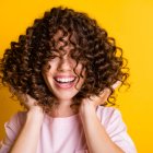 Cómo cuidar sus rizos.