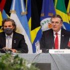 El canciller mexicano, Macelo Ebrard (d), y su homólogo argentino, Santiago Cafiero (i), participan en la Cumbre de la Celac, hoy, en Buenos Aires (Argentina). Los ministros de Relaciones Exteriores y jefes de delegación de los países que integran la Comunidad de Estados Latinoamericanos y Caribeños (Celac) iniciaron este viernes en Buenos Aires una reunión en la que Argentina busca ser elegida para ejercer este año la presidencia pro tempore del grupo. EFE/ Juan Ignacio Roncoroni