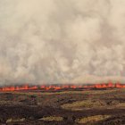 Fotografía cedida por el Parque Nacional Galápagos que muestra el fuego que avanza tras la erupción del volcán Wolf, en la isla Isablea de Galápagos (Ecuador). El volcán Wolf, situado en el archipiélago ecuatoriano de Galápagos, y donde habitan las iguanas rosadas, únicas en el mundo, inició un nuevo proceso de erupción, informó esta madrugada la Dirección del Parque Nacional Galápagos. EFE/ Parque Nacional Galápagos SÓLO USO EDITORIAL/SÓLO DISPONIBLE PARA ILUSTRAR LA NOTICIA QUE ACOMPAÑA (CRÉDITO OBLIGATORIO)