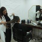 Mileidy procura realzar la belleza de sus clientas a través de un tinte personalizado.