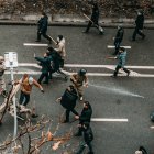 Manifestantes chocan con policías kazajos durante un mitin por un alza en los precios de la energía en Almaty, Kazajstán, el 5 de enero de 2022.