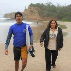 Juan Pablo Yánez, surfista ecuatoriano, junto a su madre Patricia Guerrero, quien lo acompaña en todas sus competencias.