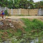 La cantidad de maleza que hay en los canales origina que estos se tapen y provoque inundaciones.