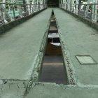 Rotura. Este es el estado actual de la obra, ubicada en el kilómetro 24 de la vía a la costa. Como se observa en la imagen, el área para caminar se ha partido en dos pedazos.