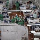 Trabajadoras de la salud atienden a pacientes con la covid-19, en el Hospital Municipal de Campaña Pedro Dell Antonia, en una fotografía de archivo. EFE/Sebastiao Moreira