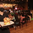 Papa. Una torre de un kilo de papa es llevada por el mesero de French Fries, local que atiende desde las 14:00 hasta la 01:00 en Food Garden.