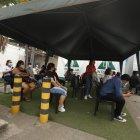 CIUDADANOS ESPERAN SU TURNO PARA REALIZARSE UNA PRUEBA DE PCR, EN UN LABORATORIO PRIVADO DE LA CIUDAD, EL 7 DE ENERO DEL 2022 .