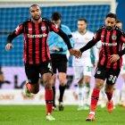 Jonathan Tah (izquierda) celebra con su compañero Karim Bellarabi el empate conseguido a seis minutos del final.