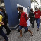 personas fueron detenidas por el asesinato de un hombre en el parqueadero de un centro comercial de Guayaquil.