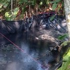 La piscina se realizó con plástico negro en medio de la selva.