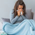 Aunque podrían confundirse, hay algunas diferencias en los síntomas. Sin embargo, la prueba es la única manera de asegurar el diagnóstico.