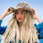 Junto a tres mujeres que dan forma a los diseños, esta mujer nacida en Babahoyo ha sabido sacar adelante su emprendimiento.