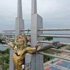 Hecho. Ya en lo alto, tres líneas de vida o de seguridad sujetan a cada uno de los trabajadores.