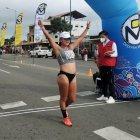 La marchista ecuatoriana Glenda Morejón levanta sus brazos tras cruzar la meta.