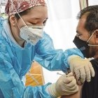 En población menor a los 50 años de edad, la tercera dosis se está aplicando seis meses después de la segunda vacuna.