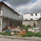 Basura. Hay solares vacíos cuyos cerramientos han sido vulnerados y esto ha sido aprovechado para que se conviertan en botadero de desechos.