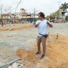 Guía. Álvaro Fernández, residente de Entre Ríos y skater desde hace más de una década, da las directrices a los trabajadores de la pista.