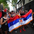 Seguidores del tenista serbio Novak Djokovic en el exterior del despacho del jugador en Melbourne.