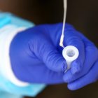 Fotografía de archivo de personal médico mientras toma una prueba PCR de detección de coronavirus en el centro de Salud Pichincha Humana, en la ciudad de Quito (Quito).